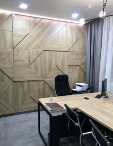 Стеновая панель и офисный стол в кабинет